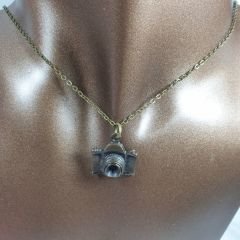 Orora Bronz Renk 20mm Fotoğraf Makinesi Figürlü Kolye