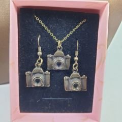 Orora Bronz Renk 20mm Fotoğraf Makinesi Figürlü Kolye ve Küpe Seti