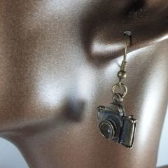 Orora Bronz Renk 20mm Fotoğraf Makinesi Figürlü Küpe